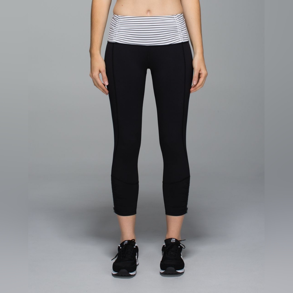 Lululemon Runday Crop Black / Parallel Stripe White Black Size 8